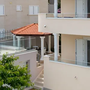 spacious-modern-apartment-miljak-1min-to-the-beach.splithotels.org/