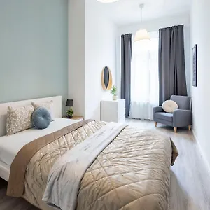 Super Cozy Next To The Eye Apartment Budapest